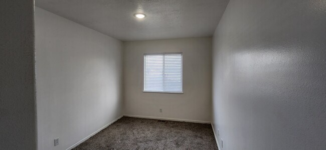 Building Photo - 557 W 600 N