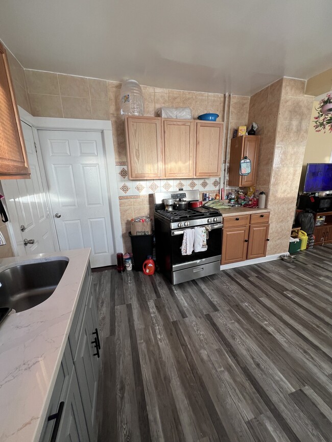 Building Photo - 193 Chatham St