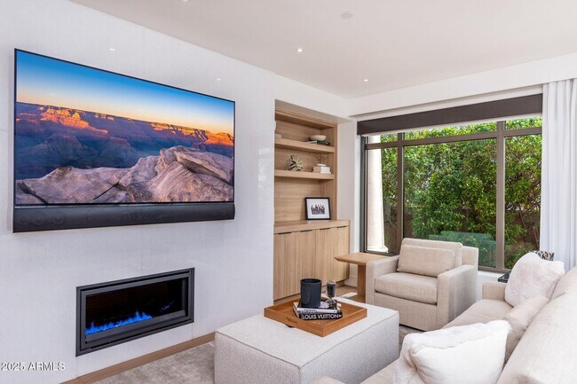 Building Photo - 7175 E Camelback Rd