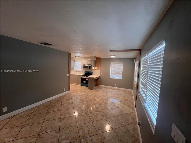 Foto del edificio - 3616 SW 14th St