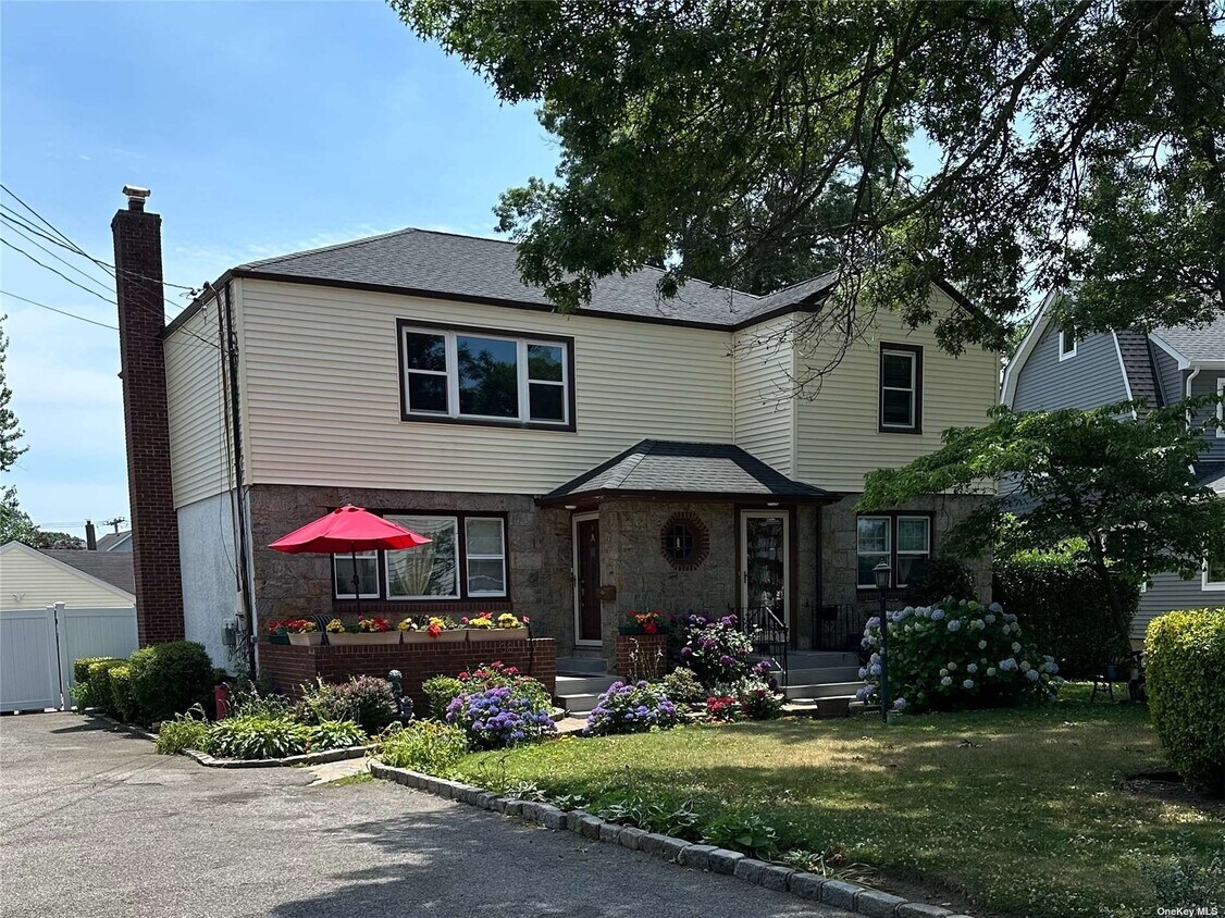 38 Howard Pl, Lynbrook, NY 11563 Room for Rent in Lynbrook, NY