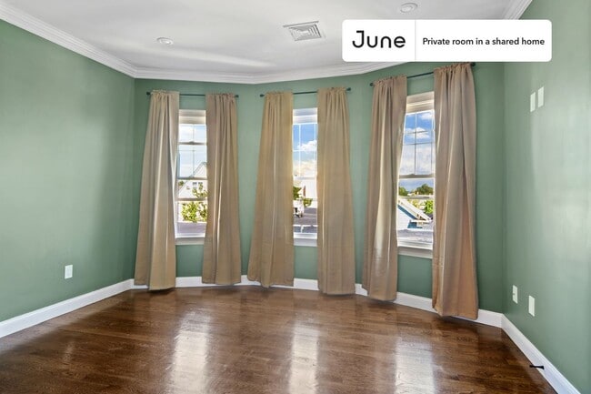 Building Photo - Private bedroom in 4 bed/1.5 bath Home