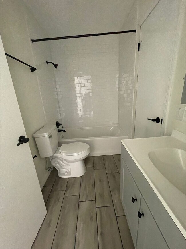 Foto del edificio - Remodeled 2 Bed 1 Bath Home | Washer/Dryer...