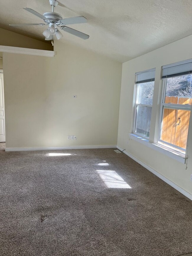 Building Photo - Coming soon! 3 bed single family home on a...