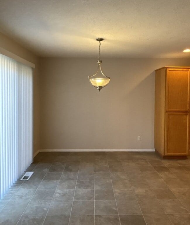 Building Photo - 3Bd/2Ba Single Story Home - Available to V...