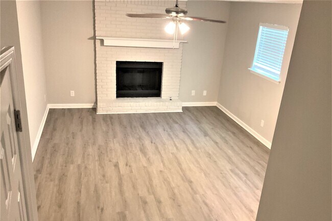 Building Photo - 1242 S Indian Creek Dr