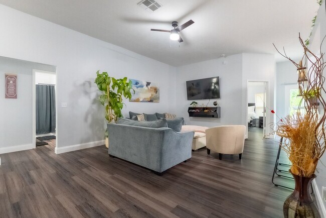 Foto del edificio - 6841 Ridgeview Ave