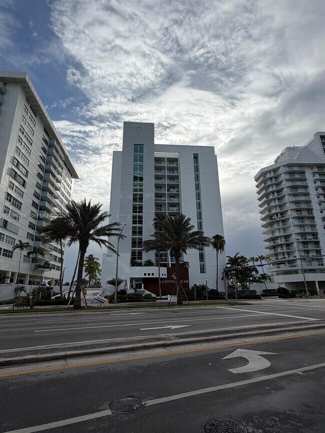 Foto del edificio - 5880 Collins Ave