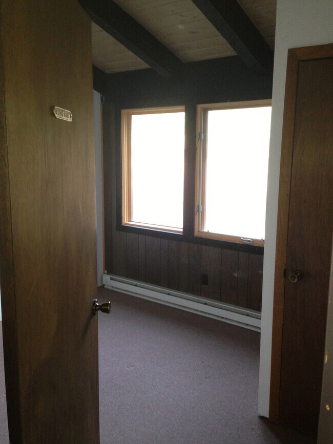 Building Photo - 3 Bedroom 2 Bath Duplex - Pets Negotiable ...