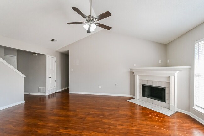 Building Photo - 8104 Manhatten Dr
