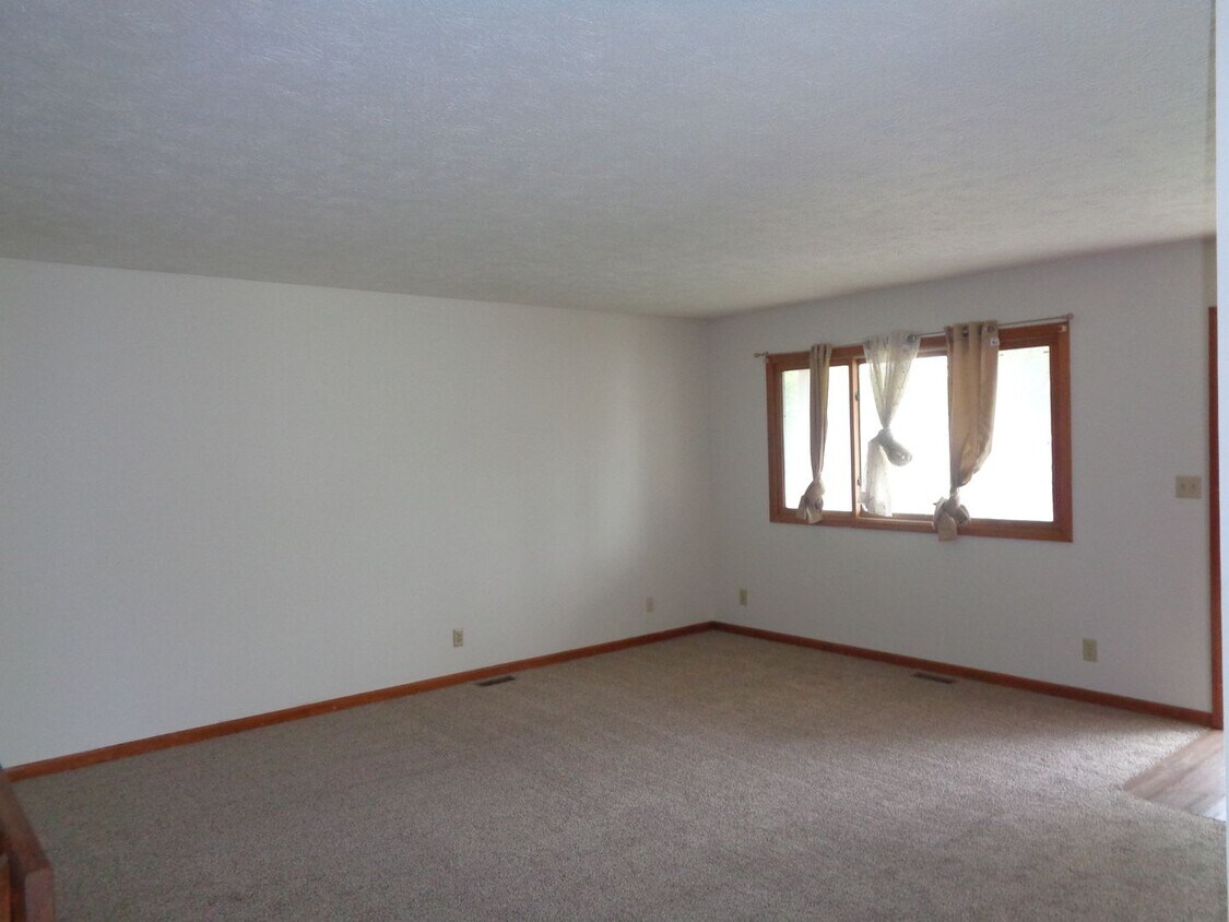 Foto principal - Spacious 3-Bedroom Home with Fenced Yard –...