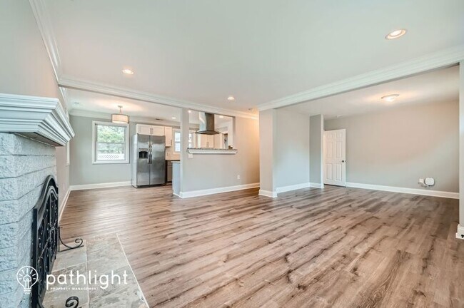Building Photo - 404 7th Ave NE