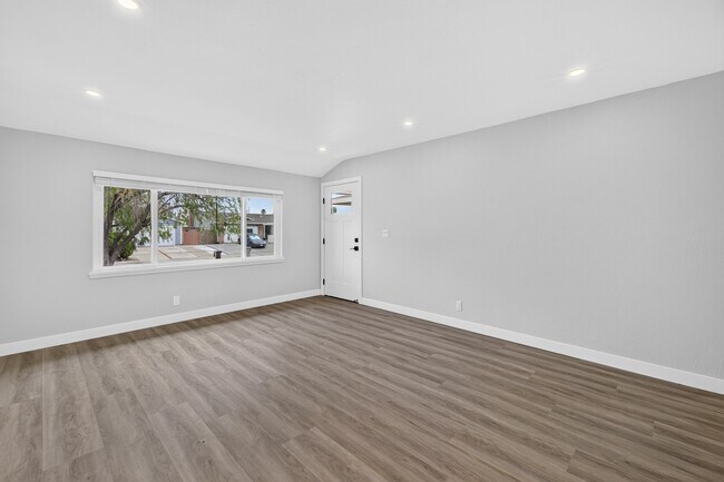 Building Photo - 4535 Lobos Ave