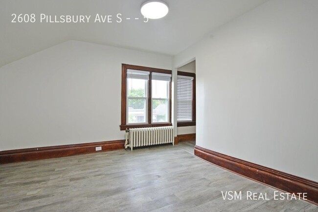 Foto del edificio - Spacious and Updated 4 Bed, 1 Bath Apartme...