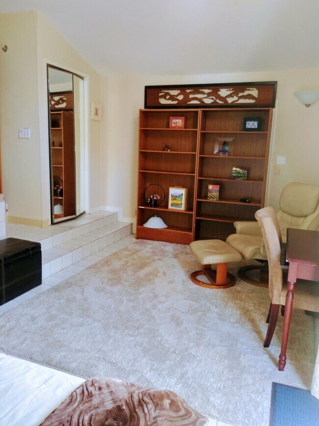 Building Photo - 749 Solana Dr