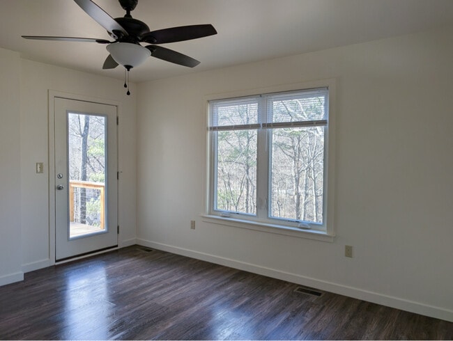 Building Photo - 515 Lakeview Dr