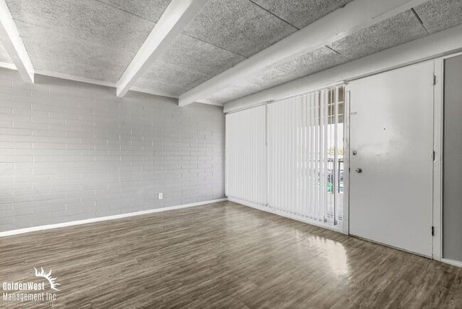 Building Photo - Beautifully Renovated 2Bdm 2Ba Apartment in Phoenix - MI Special