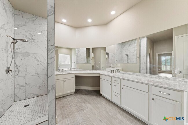 Foto del edificio - 4512 Sunflower Ln