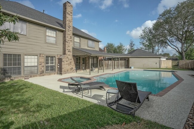 Building Photo - 2108 Lakeway Dr