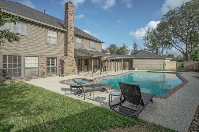 Foto del edificio - 2108 Lakeway Dr