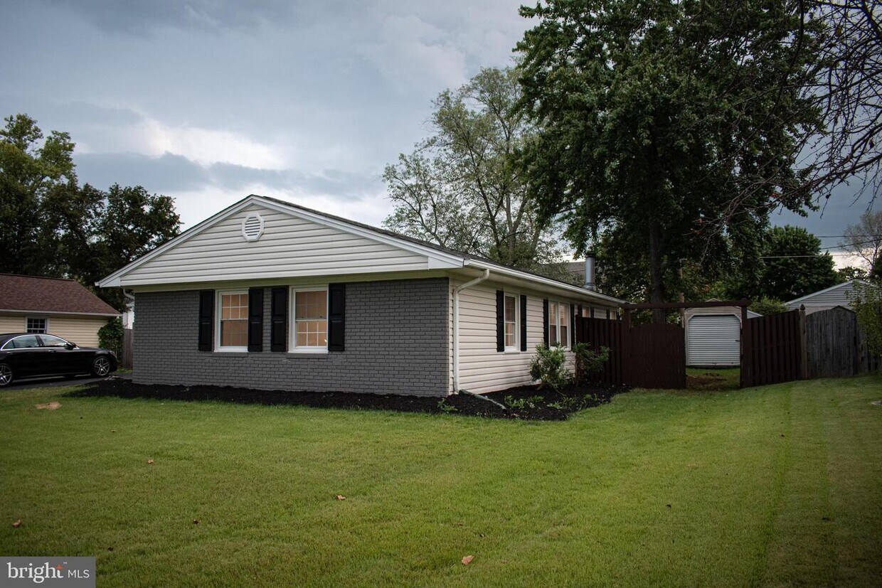 Primary Photo - 4120 Meadow Hill Ln