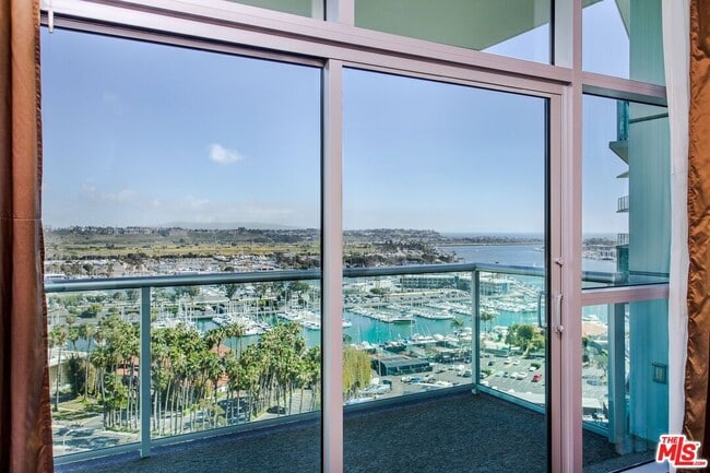 Foto del edificio - 13700 Marina Pointe Dr