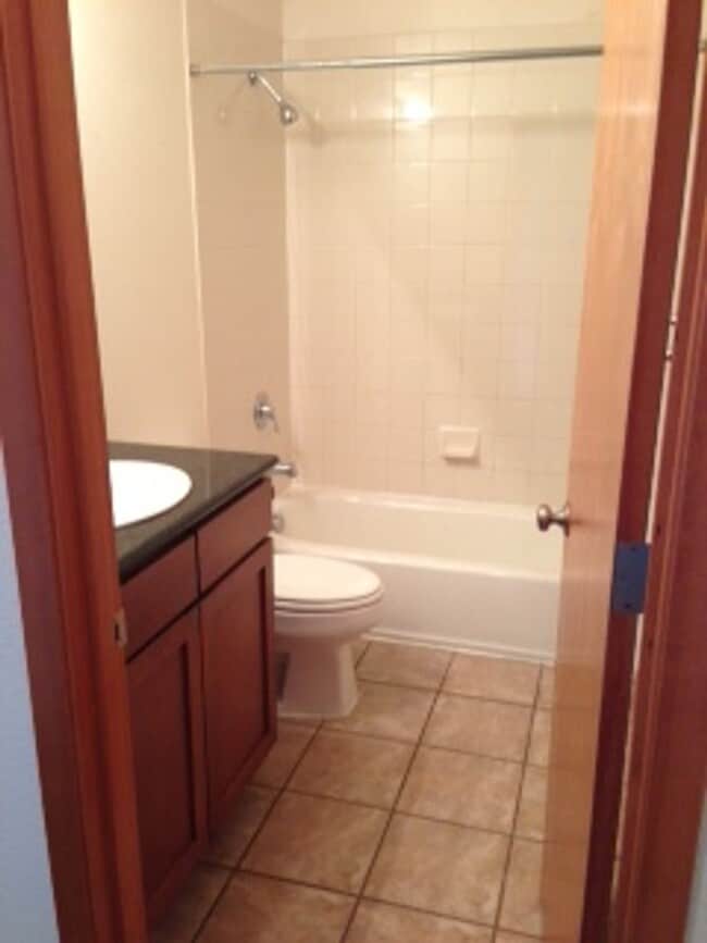 Foto del edificio - Adorable 1 bedroom, 1 bath water view condo available immediately! Water/sewer/trash/parking incl...