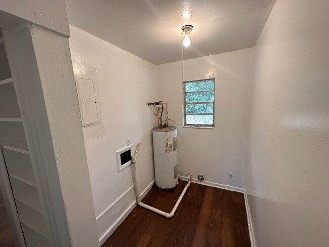 Building Photo - 2507 Woodland Way