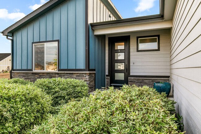 Foto del edificio - Beautiful 5 Bedroom Home | Finished Basement | Next to Community Pool | Oversized Lot