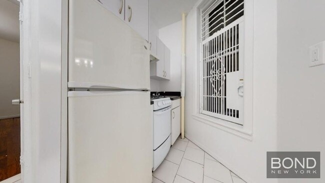 Building Photo - 228 E 89th St