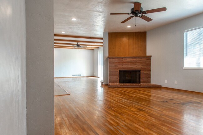 Foto del edificio - 3 bedroom 2 bath renovated home with swimm...