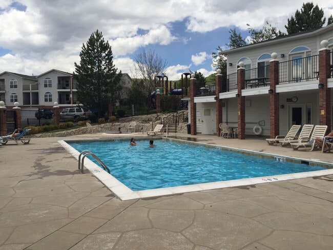Foto del edificio - **Coming Soon** 2 Bed/2 Bath Top Floor Condo with Covered Garage Space and Additional Storage