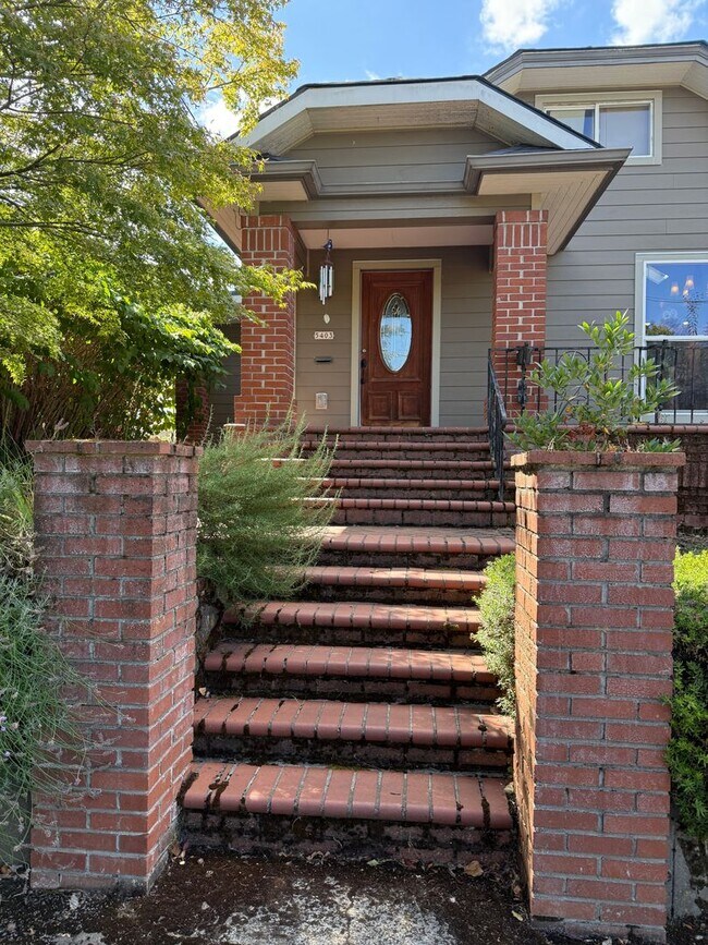 Building Photo - Unique, spacious 5-bdrm/3-bath Craftsman w...