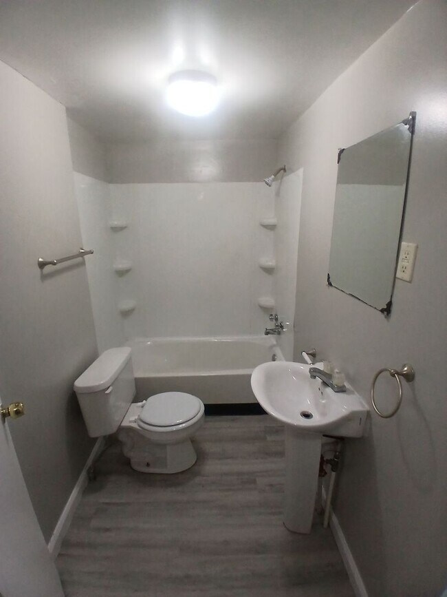 Foto del edificio - Freshly Renovated 3-Bed, 2-Bath Home with Detached Garage