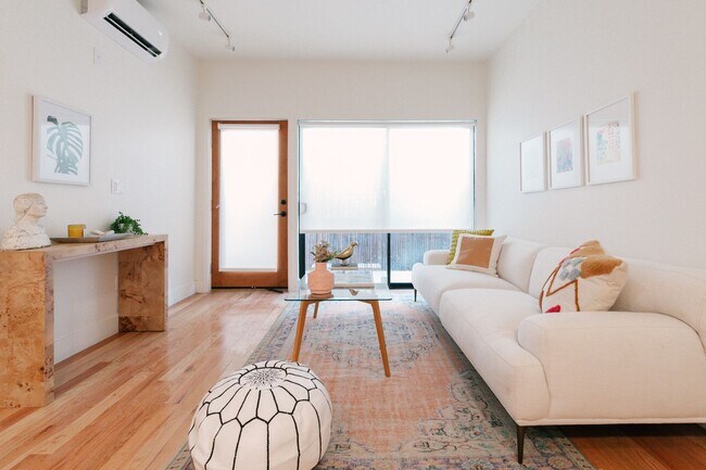 Interior Photo - 513 N HELIOTROPE DR