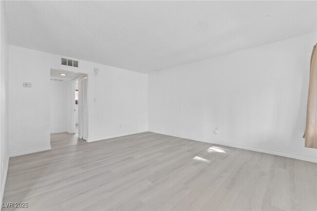 Foto del edificio - 350 E Desert Inn Rd