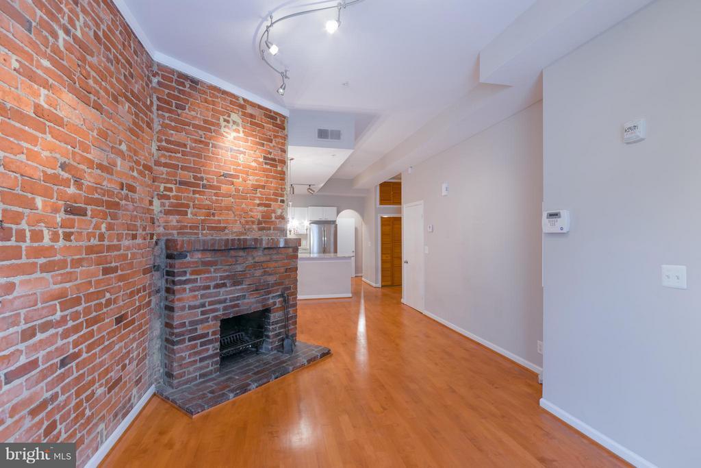 Primary Photo - 1352 Kenyon St NW