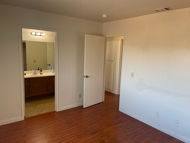 Entrada al dormitorio este y al baño completo - 4506 W 172nd St