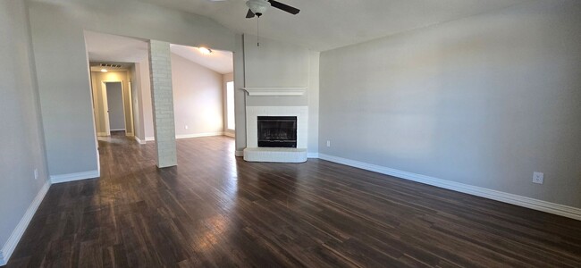 Foto del edificio - SOUTH ARLINGTON HOME COMES WITH ALL APPLIA...