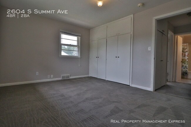 Building Photo - 2604 S Summit Ave