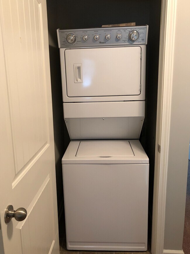 Lavadora y secadora incluidas en el alquiler. - 1514 Sprucedale Dr