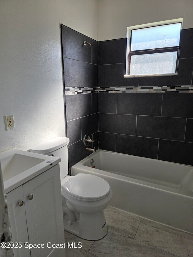 Foto del edificio - 747 E University Blvd