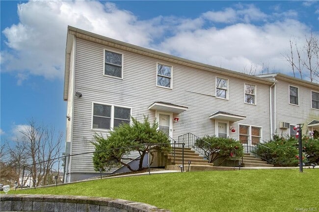 Building Photo - 25 Husted Rd
