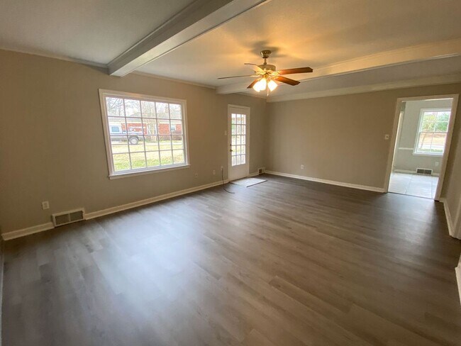 Foto del edificio - 4 Bedroom, 2.5 Bathrooms Near Kirby and McVay