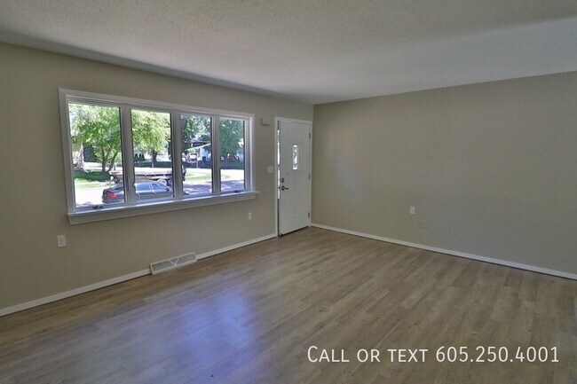 Building Photo - Awesome 5 bedroom 2 bathroom house in Siou...