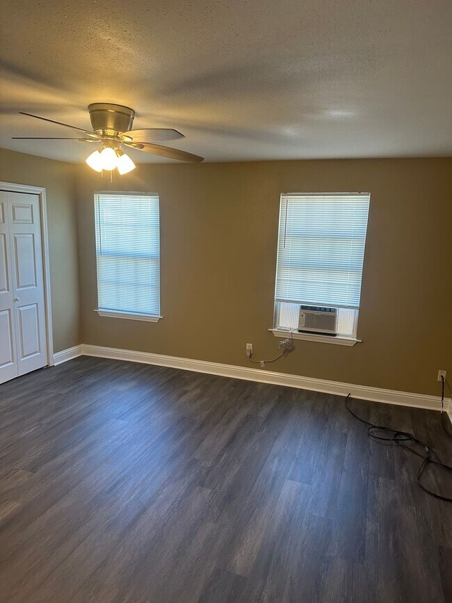 Building Photo - 3 Bedroom 2.5 Bath Townhouse