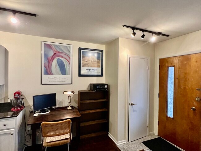 Escritorio o área de comedor - 120 S Grove Ave