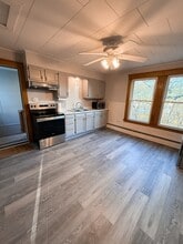 Building Photo - 584 Pleasant St