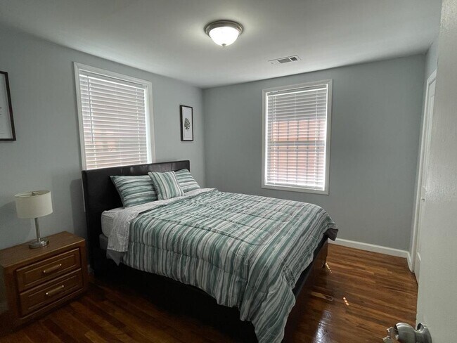 Foto del edificio - 1514 S McLean Blvd