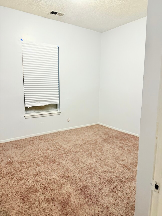 Building Photo - 1051 College St